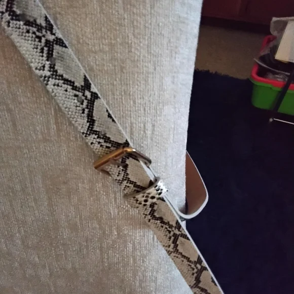 Faux Snakeskin "1 Belt - Picture 6 of 6